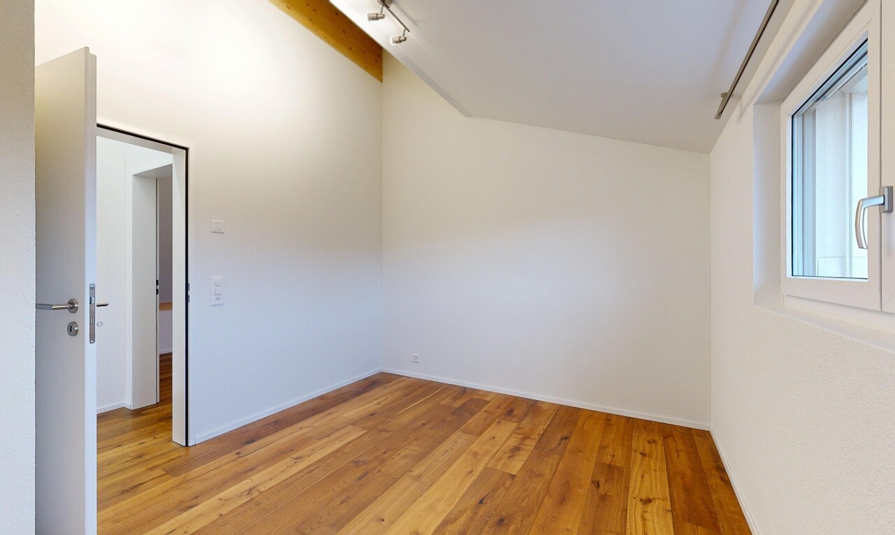pièce vide avec wood finish floor, sol en finition bois, inside property, drywall, et cloison sèche