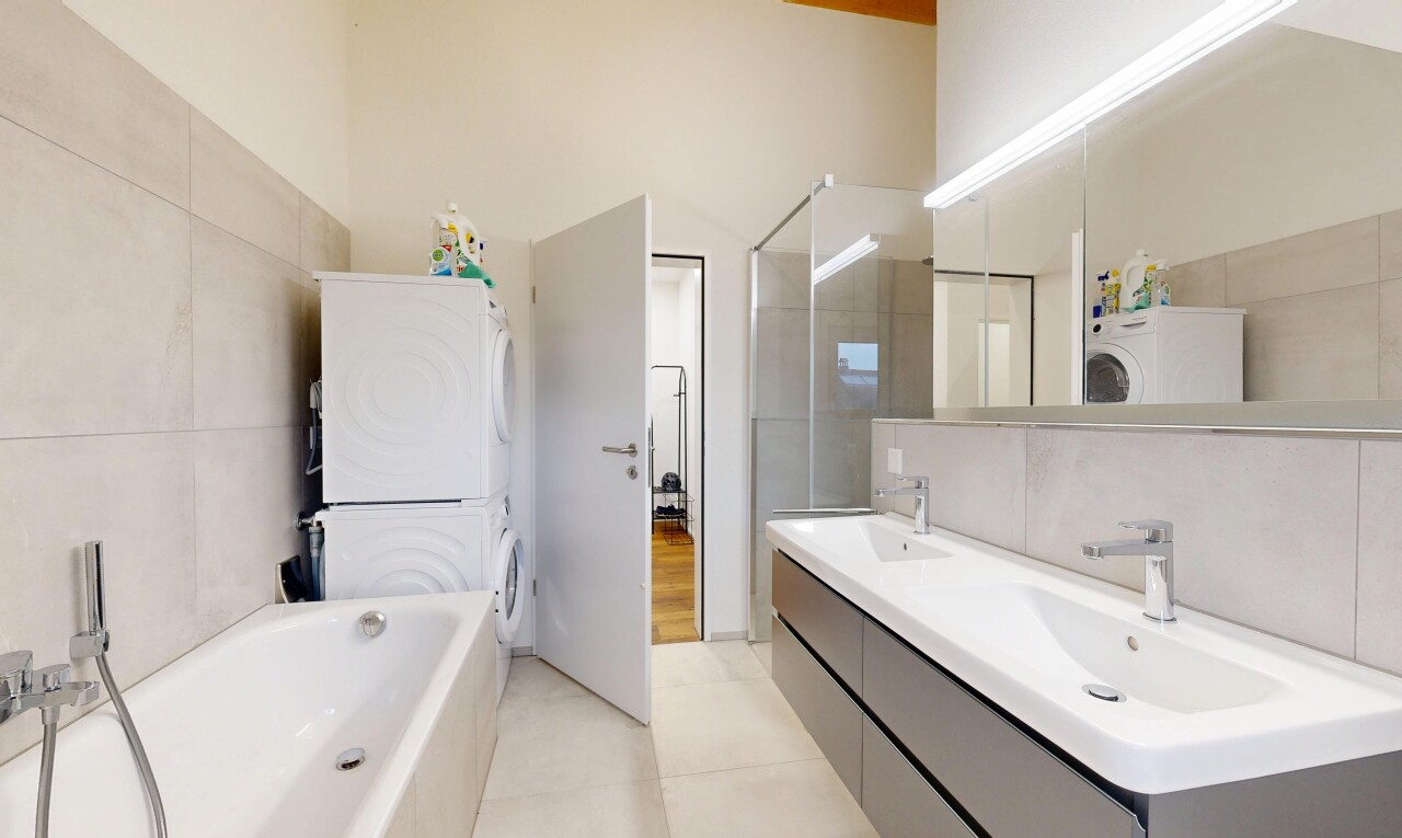 salle de bains avec tile wall, mur en carrelage, salle de bain complète, double vasque, et inside property