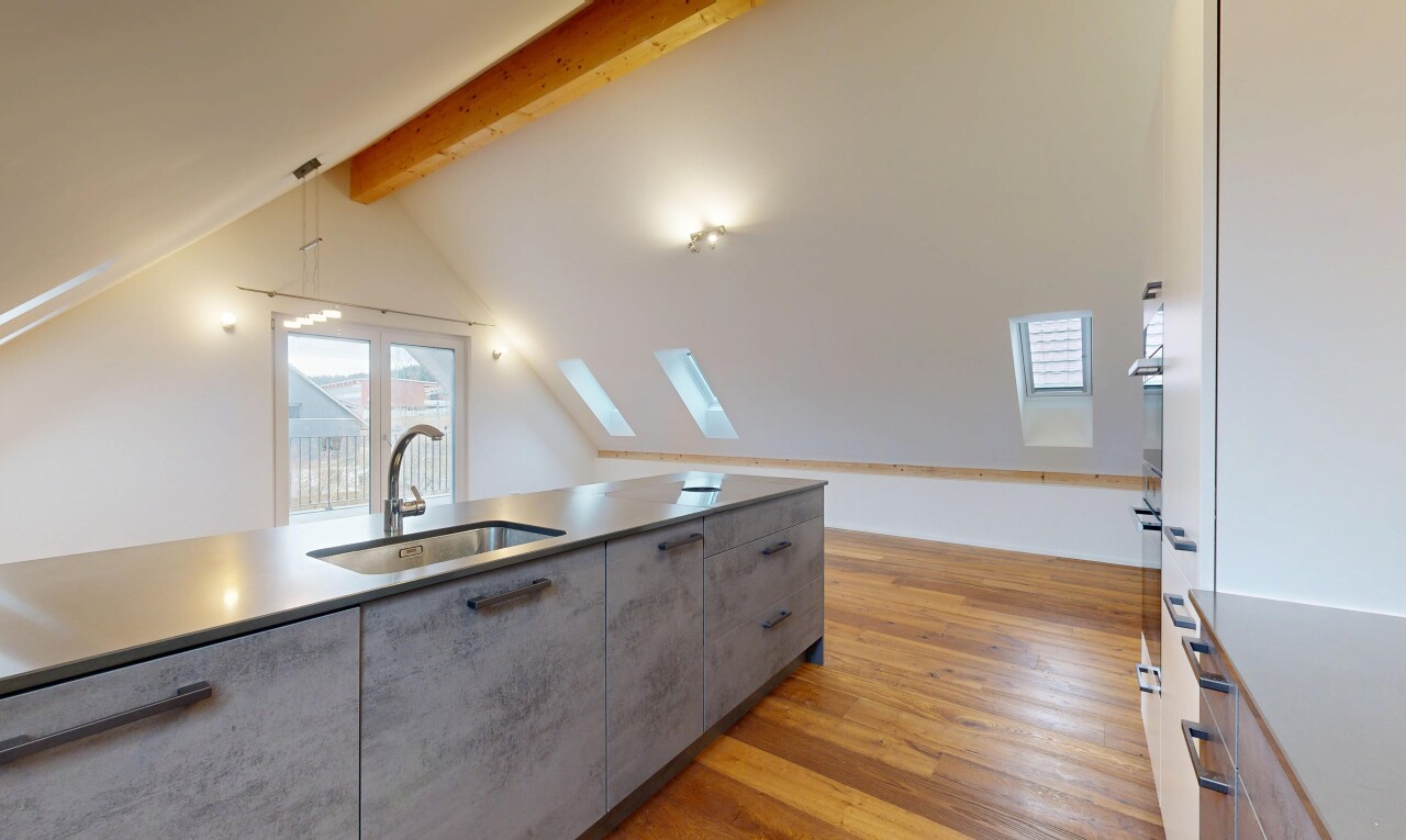 cuisine avec light floor, wood finish floor, sol en finition bois, inside property, et évier