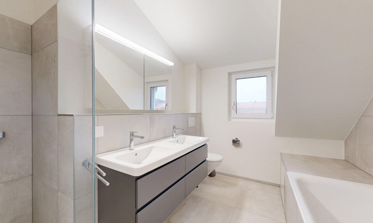 salle de bains avec salle de bain complète, double vasque, natural light, lumière naturelle, et inside property