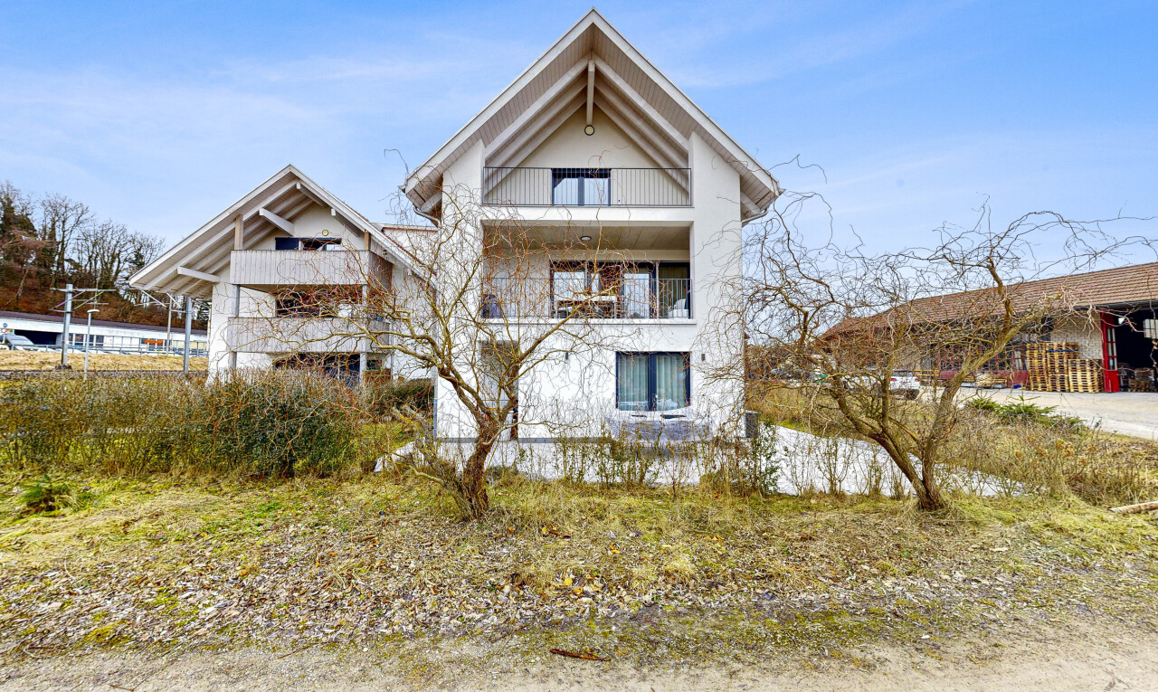 façade avec balcon, property visible, et day time