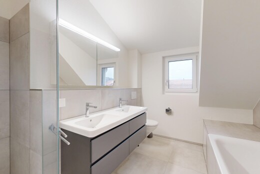 salle de bains avec salle de bain complète, double vasque, natural light, lumière naturelle, et inside property