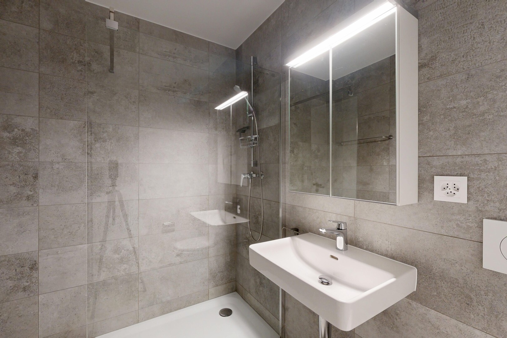 salle de bains avec douche, salle de bain complète, évier, miroir, et inside property