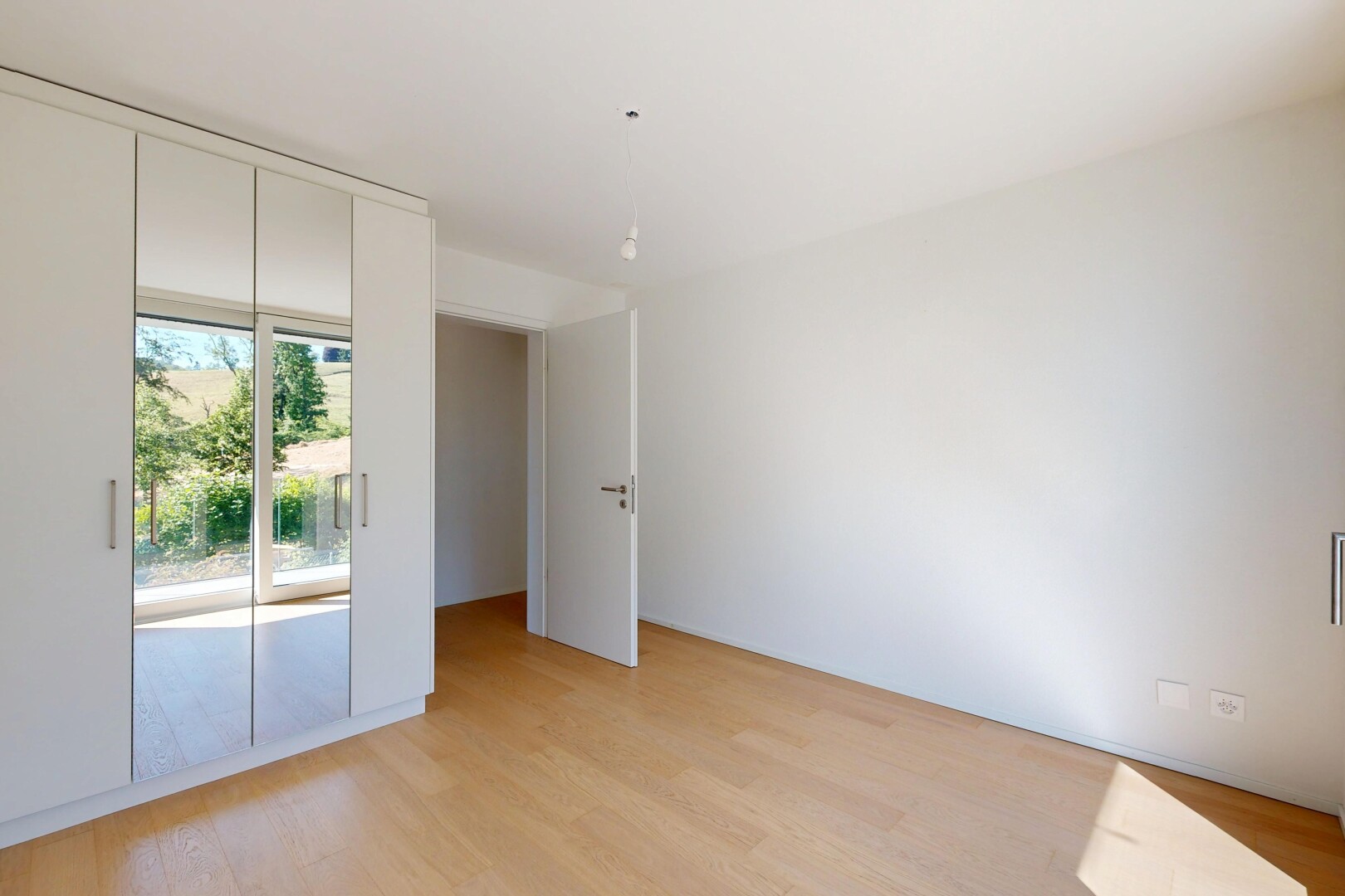 pièce vide avec light floor, lumière naturelle, natural light, sol en finition bois, et wood finish floor