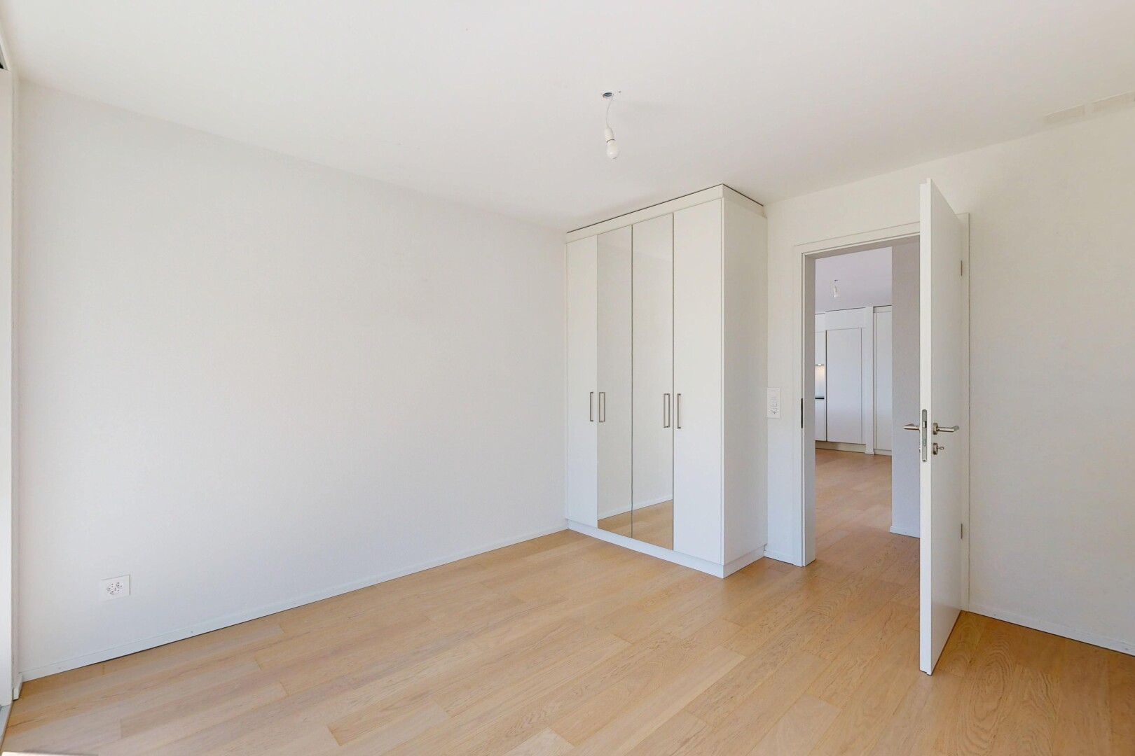 pièce vide avec cloison sèche, drywall, sol en finition bois, wood finish floor, et inside property