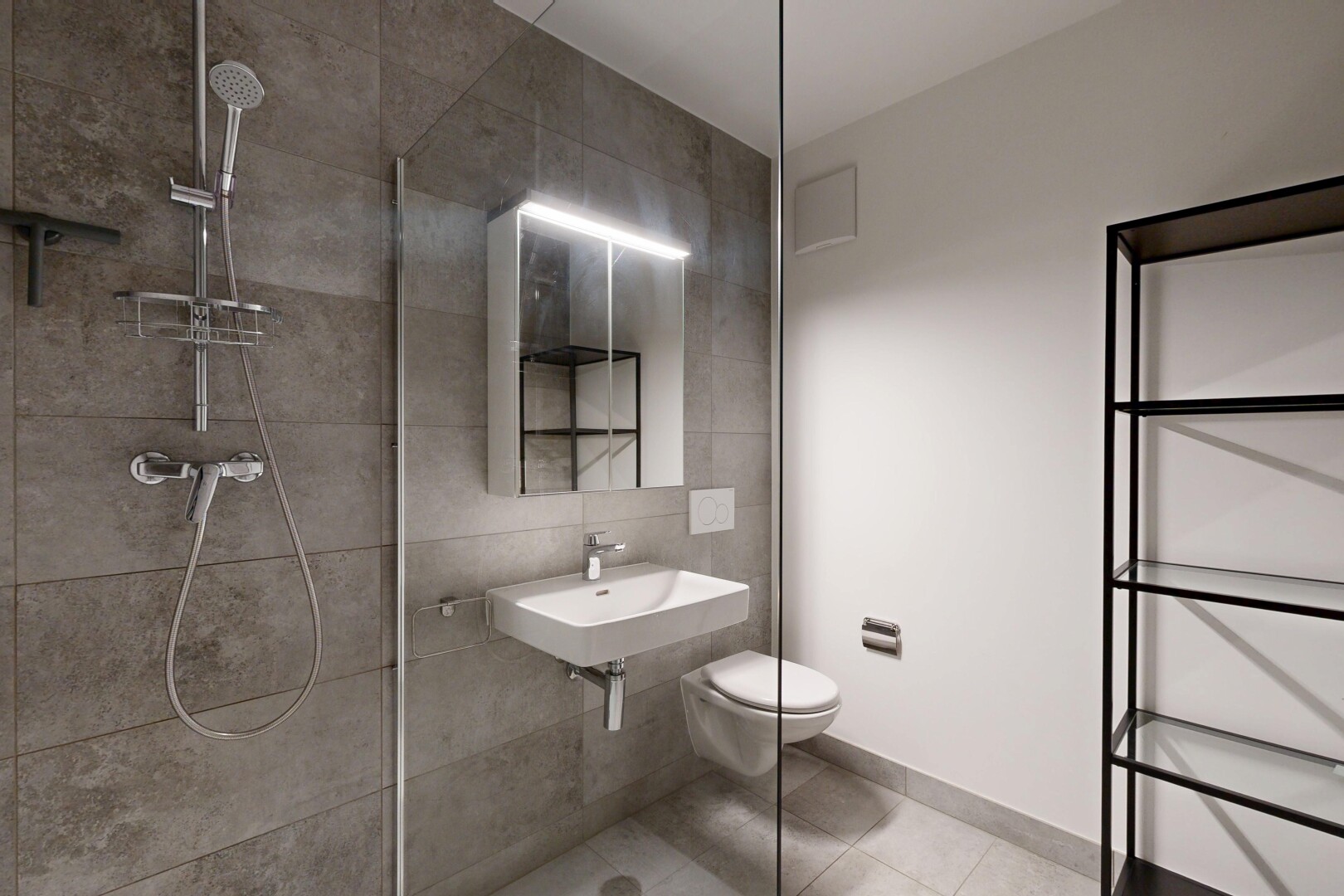 salle de bains avec miroir, douche, salle de bain complète, cloison sèche, et drywall