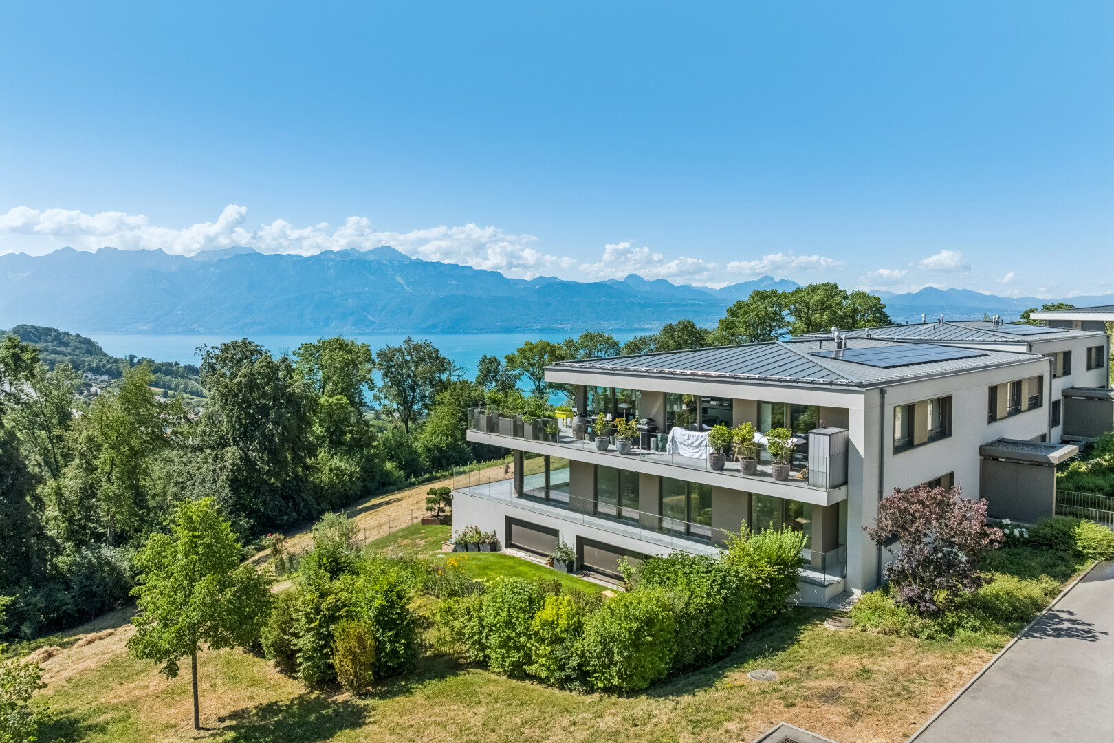 façade avec mountain view, vue sur la montagne, bardage en stuc, drone view, et day time