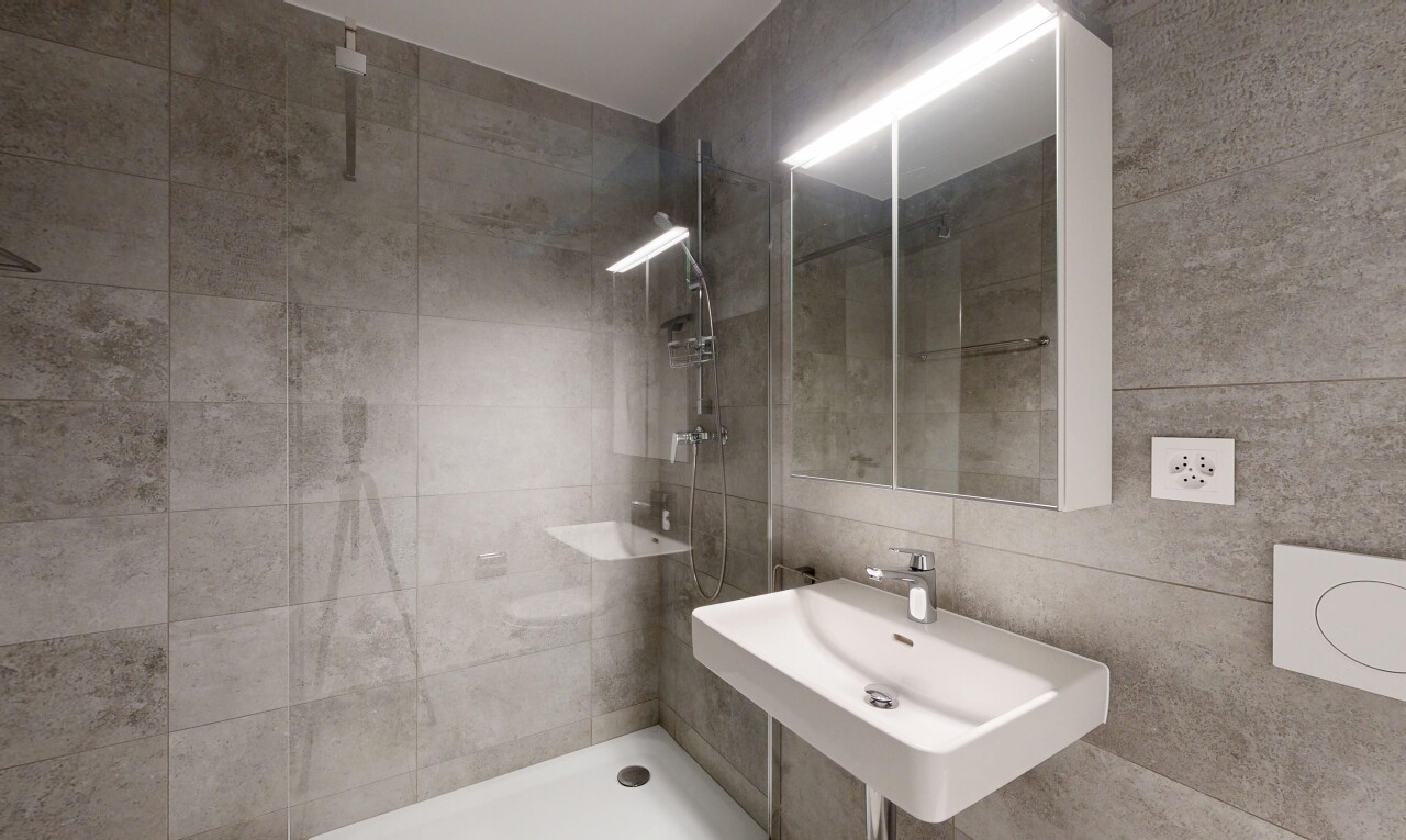 salle de bains avec douche, salle de bain complète, évier, miroir, et inside property