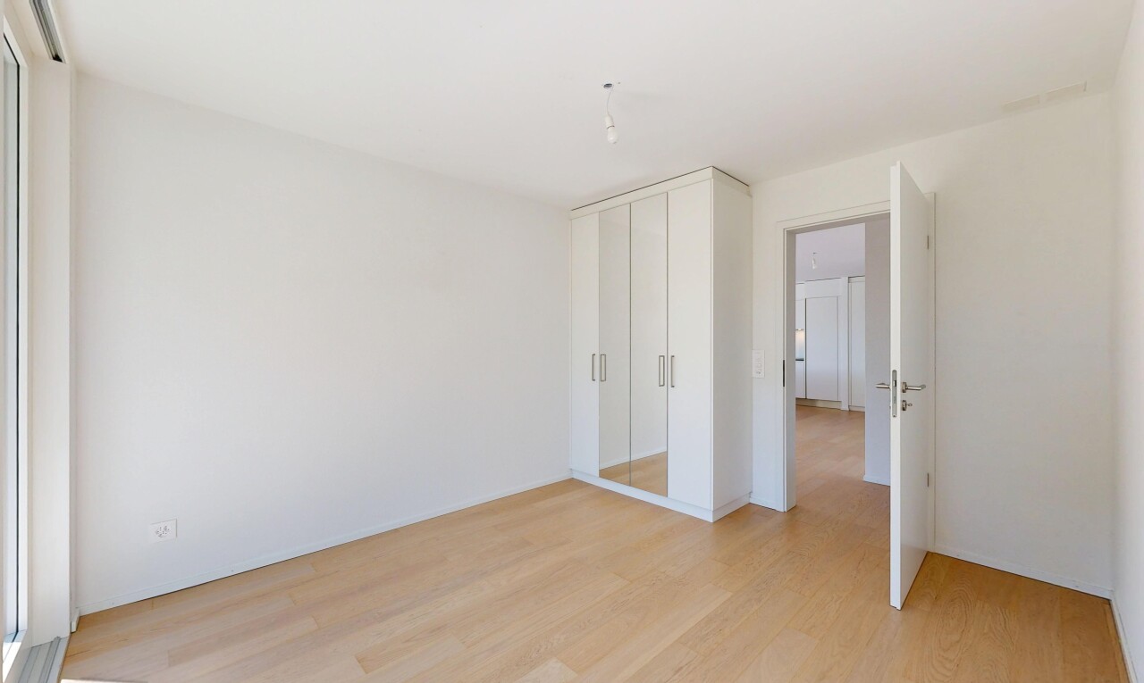 pièce vide avec cloison sèche, drywall, sol en finition bois, wood finish floor, et inside property