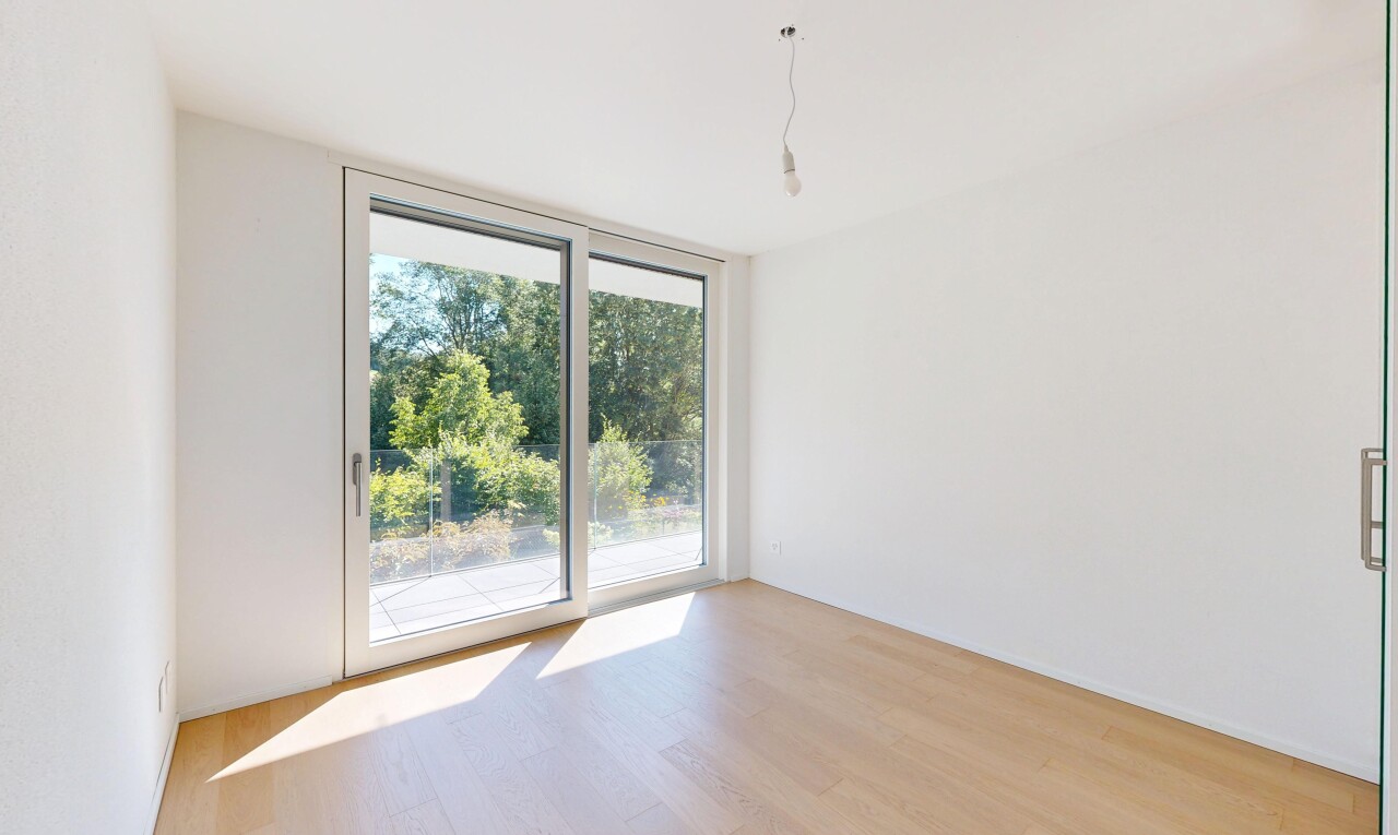 pièce vide avec inside property, cloison sèche, drywall, sol en finition bois, et wood finish floor