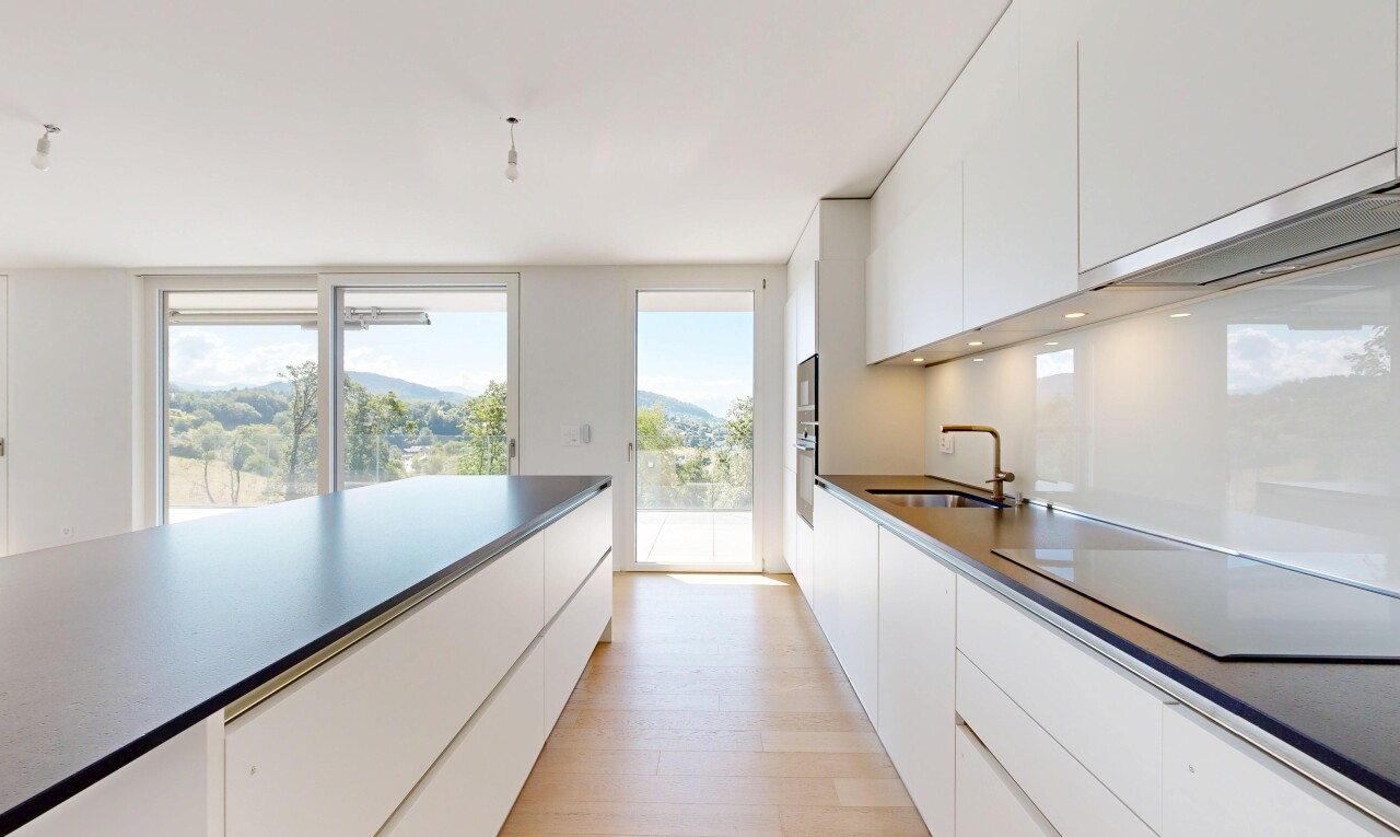 cuisine avec armoires blanches, white cabinets, day time, vue sur la montagne, et mountain view