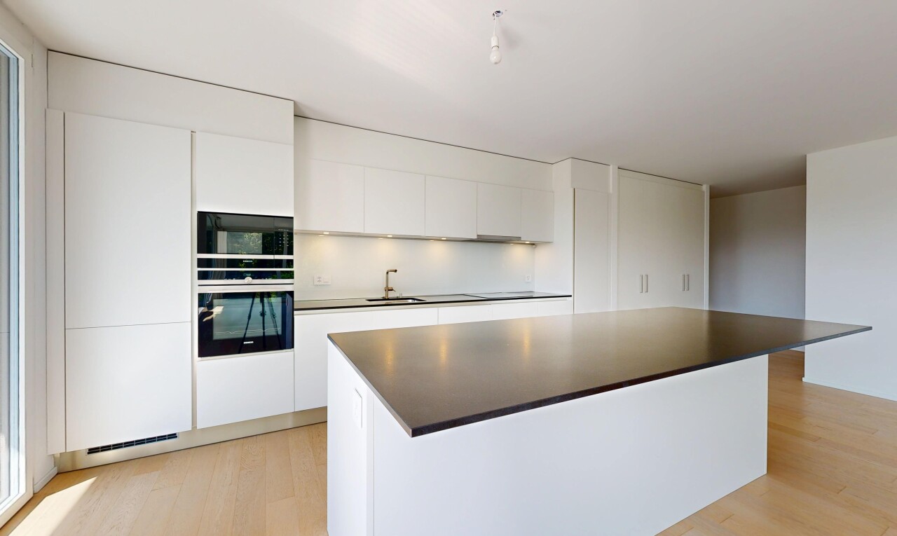 cuisine avec light floor, armoires à panneau plat, flat panel cabinets, four, et sol en finition bois