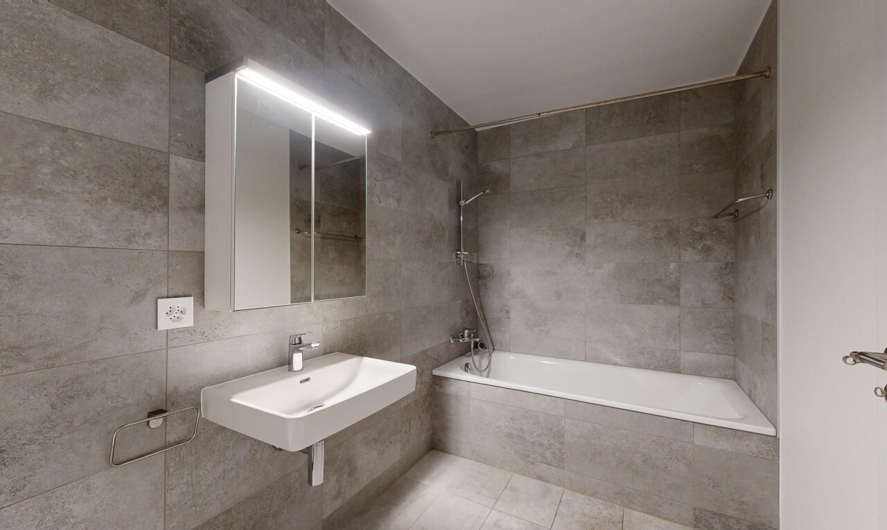salle de bains avec mur en carrelage, tile wall, inside property, salle de bain complète, et douche-bain combinés