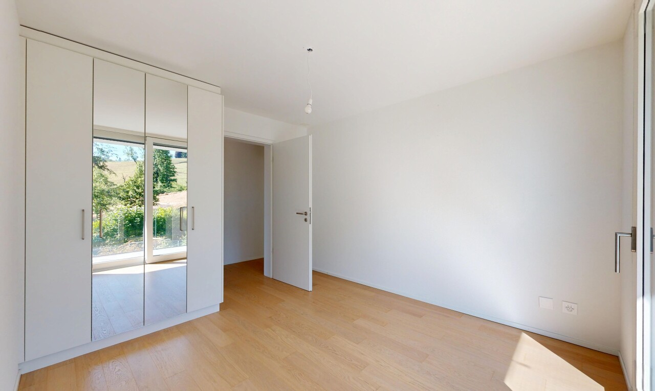 pièce vide avec light floor, lumière naturelle, natural light, sol en finition bois, et wood finish floor