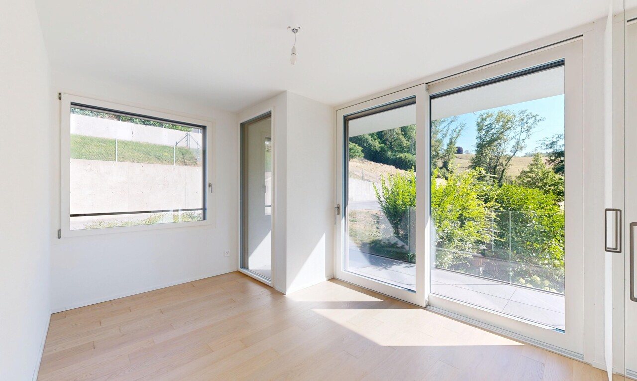 pièce vide avec inside property, cloison sèche, drywall, sol en finition bois, et wood finish floor