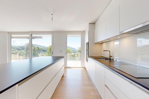 cuisine avec armoires blanches, white cabinets, day time, vue sur la montagne, et mountain view