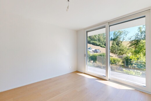 pièce vide avec inside property, sol en finition bois, wood finish floor, cloison sèche, et drywall