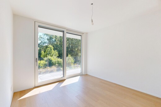 pièce vide avec inside property, cloison sèche, drywall, sol en finition bois, et wood finish floor