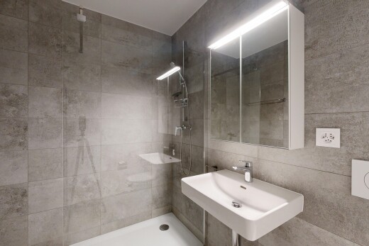 salle de bains avec douche, salle de bain complète, évier, miroir, et inside property