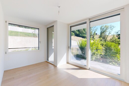 pièce vide avec inside property, cloison sèche, drywall, sol en finition bois, et wood finish floor