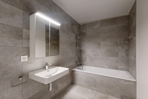 salle de bains avec mur en carrelage, tile wall, inside property, salle de bain complète, et douche-bain combinés