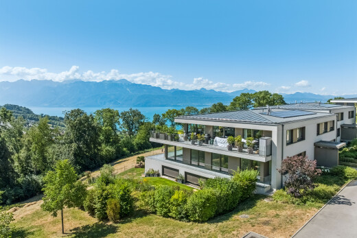 façade avec mountain view, vue sur la montagne, bardage en stuc, drone view, et day time