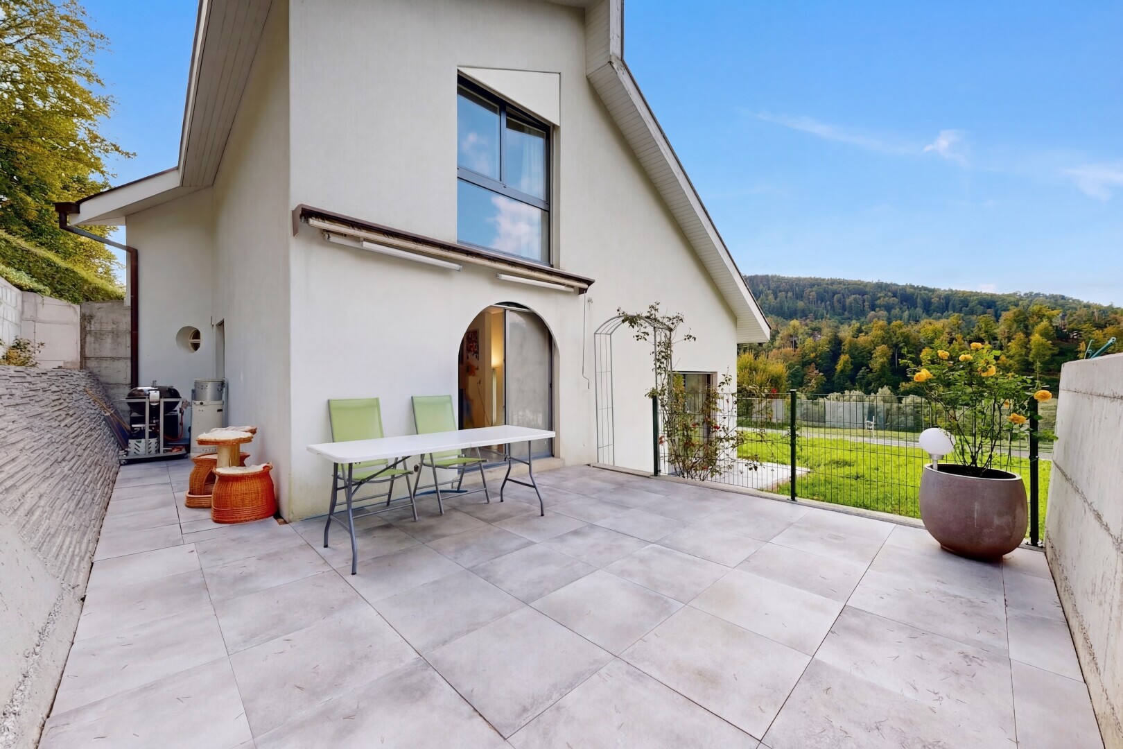 terrasse avec clôture, coin repas extérieur, from property, et day time