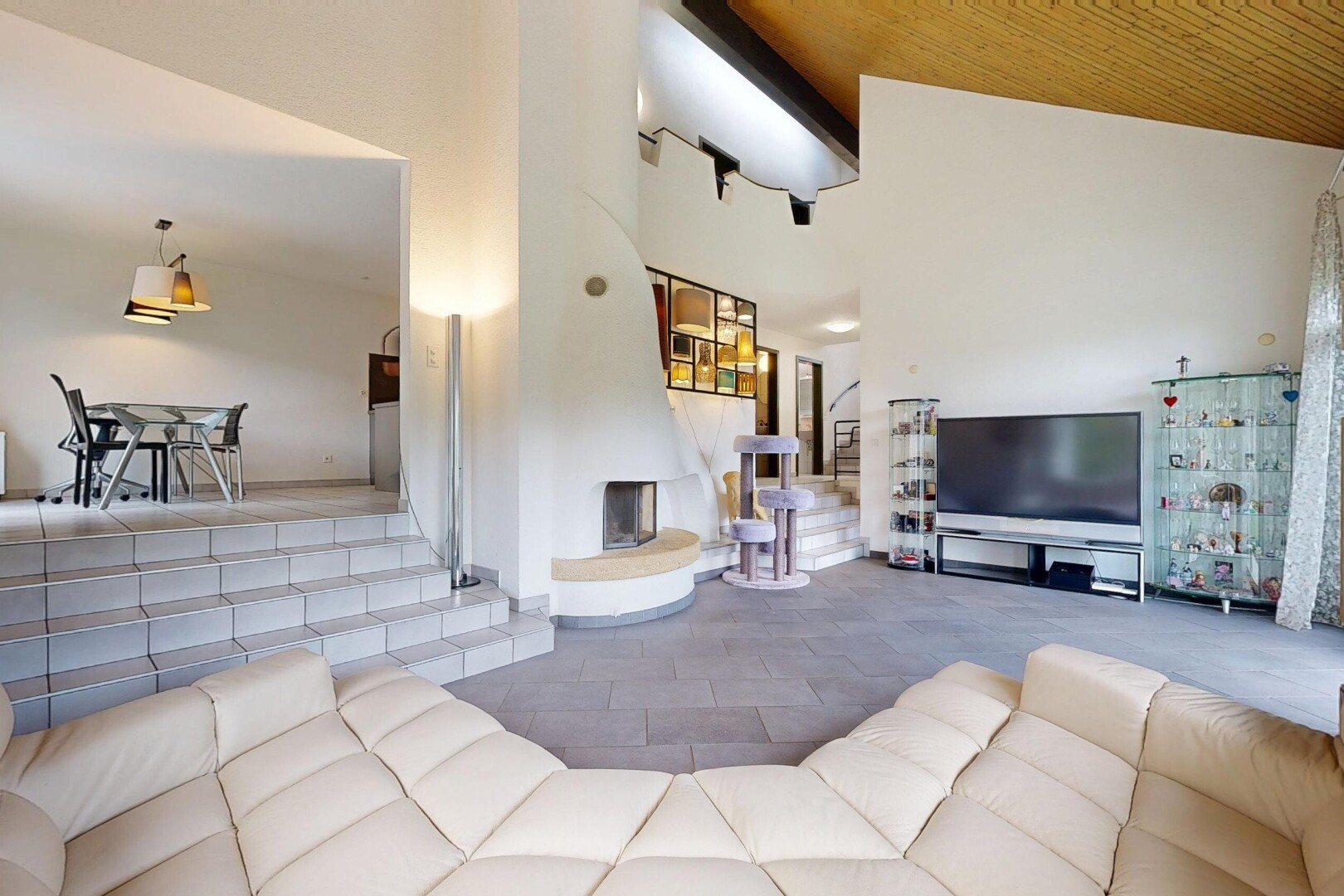 salon avec plafond voûté, vaulted ceiling, télévision, cloison sèche, et drywall