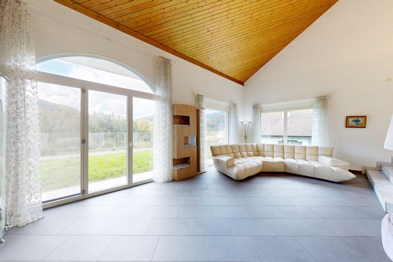 salon avec plafond haut, high ceiling, plafond voûté, vaulted ceiling, et inside property