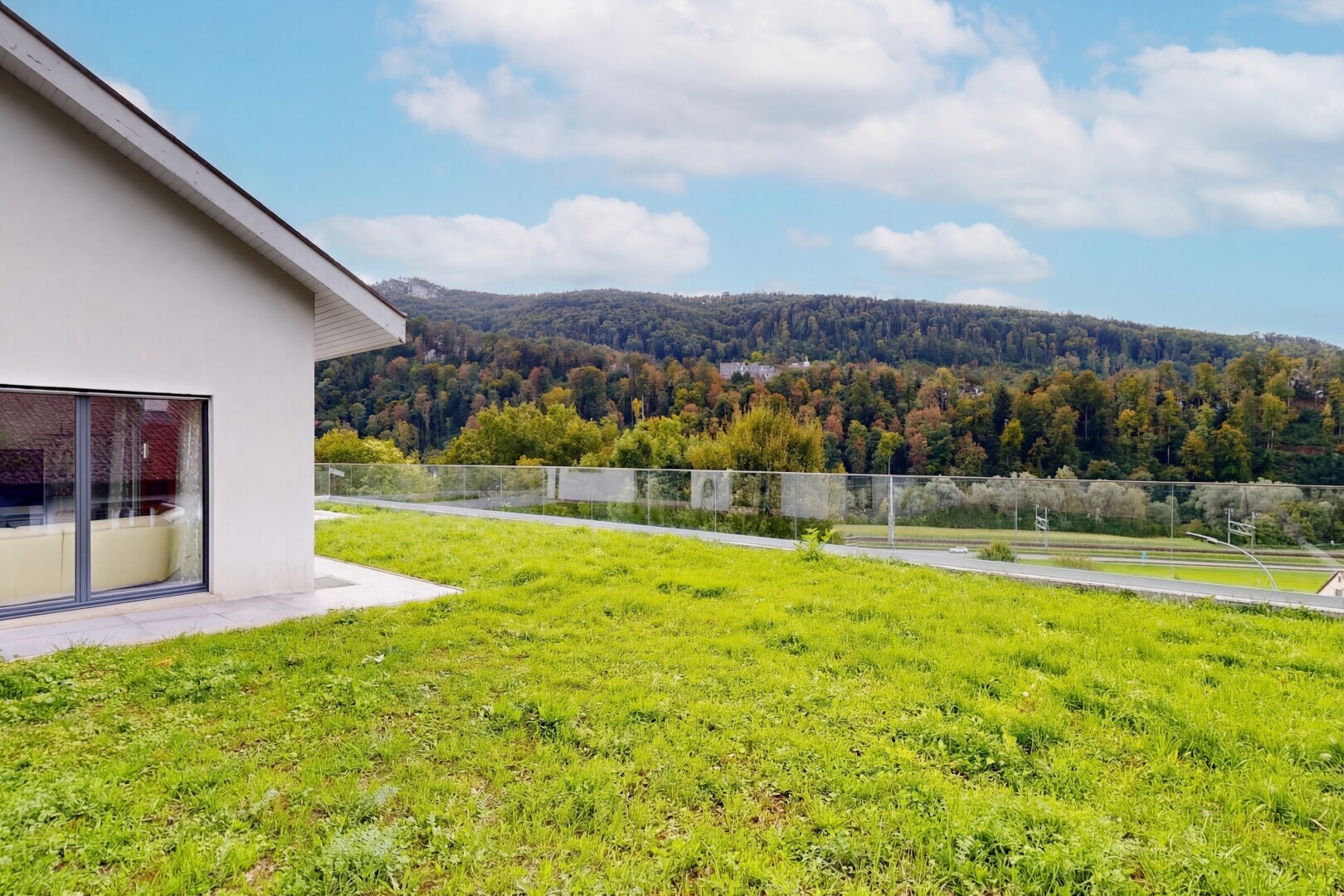vue sur la montagne avec day time, forest view, vue sur la forêt, et from property