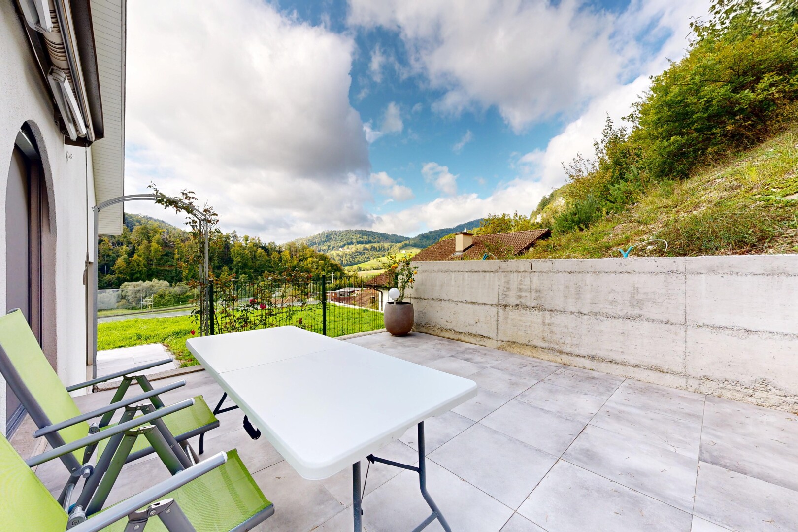 terrasse avec terrasse, day time, clôture, vue sur la montagne, et mountain view