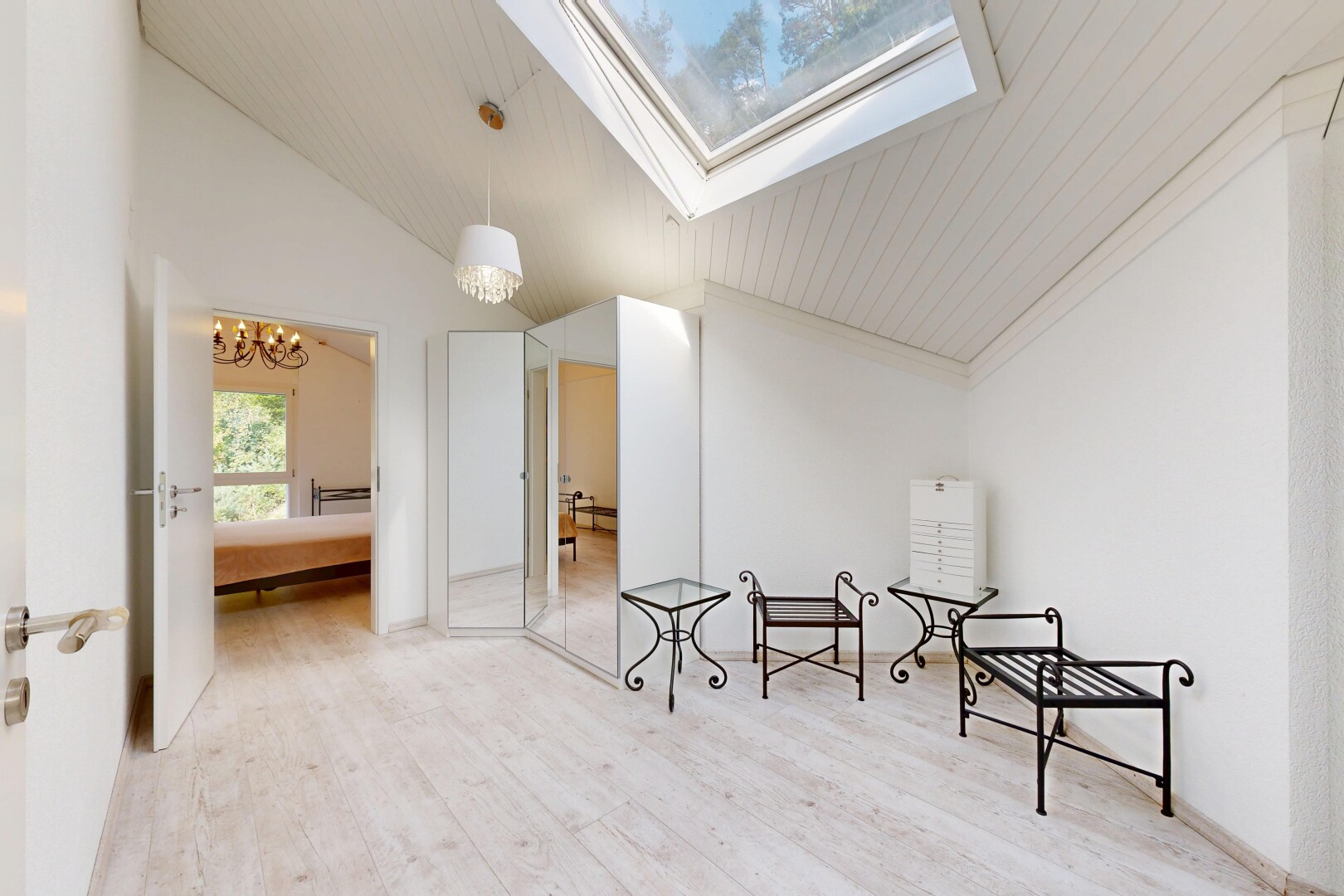 espace intérieur avec lumière naturelle, natural light, sol en finition bois, wood finish floor, et lustre remarquable