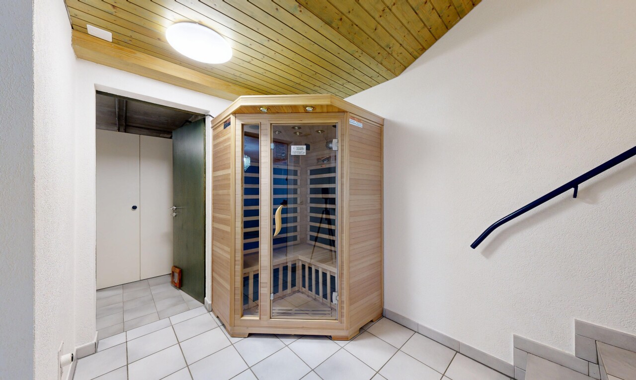 espace intérieur avec inside property, wood ceiling, et tile floor