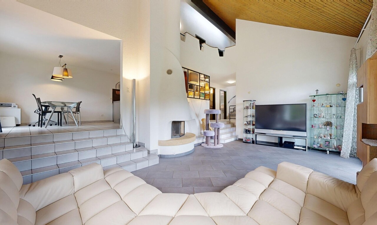 salon avec plafond voûté, vaulted ceiling, télévision, cloison sèche, et drywall