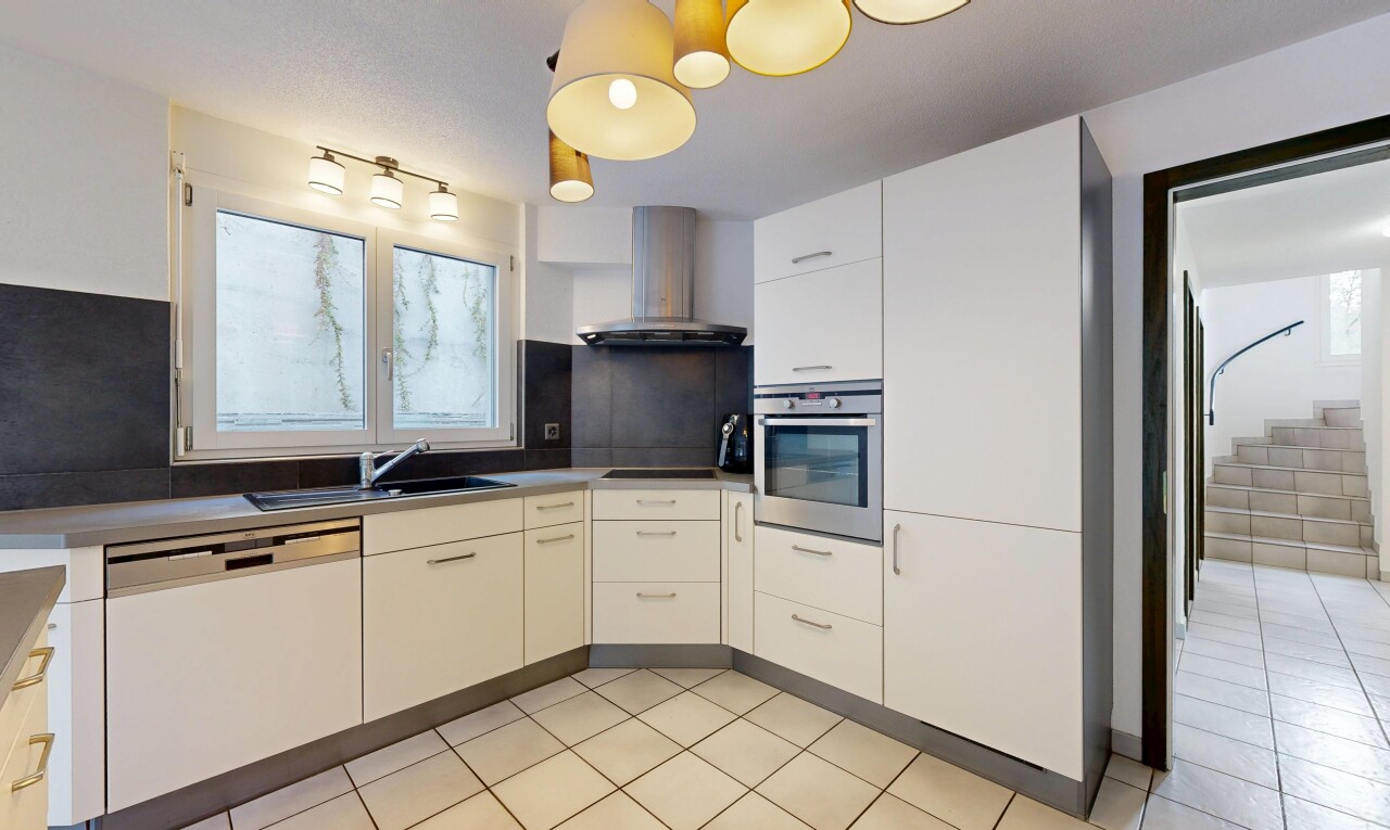 cuisine avec hotte, lumière naturelle, natural light, four, et inside property