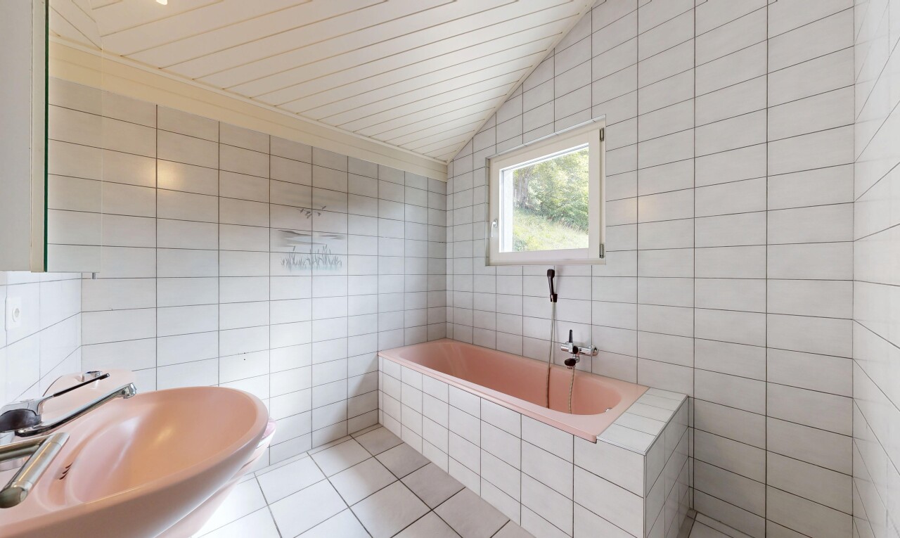 salle de bains avec mur en carrelage, tile wall, plafond voûté, vaulted ceiling, et sol en carrelage
