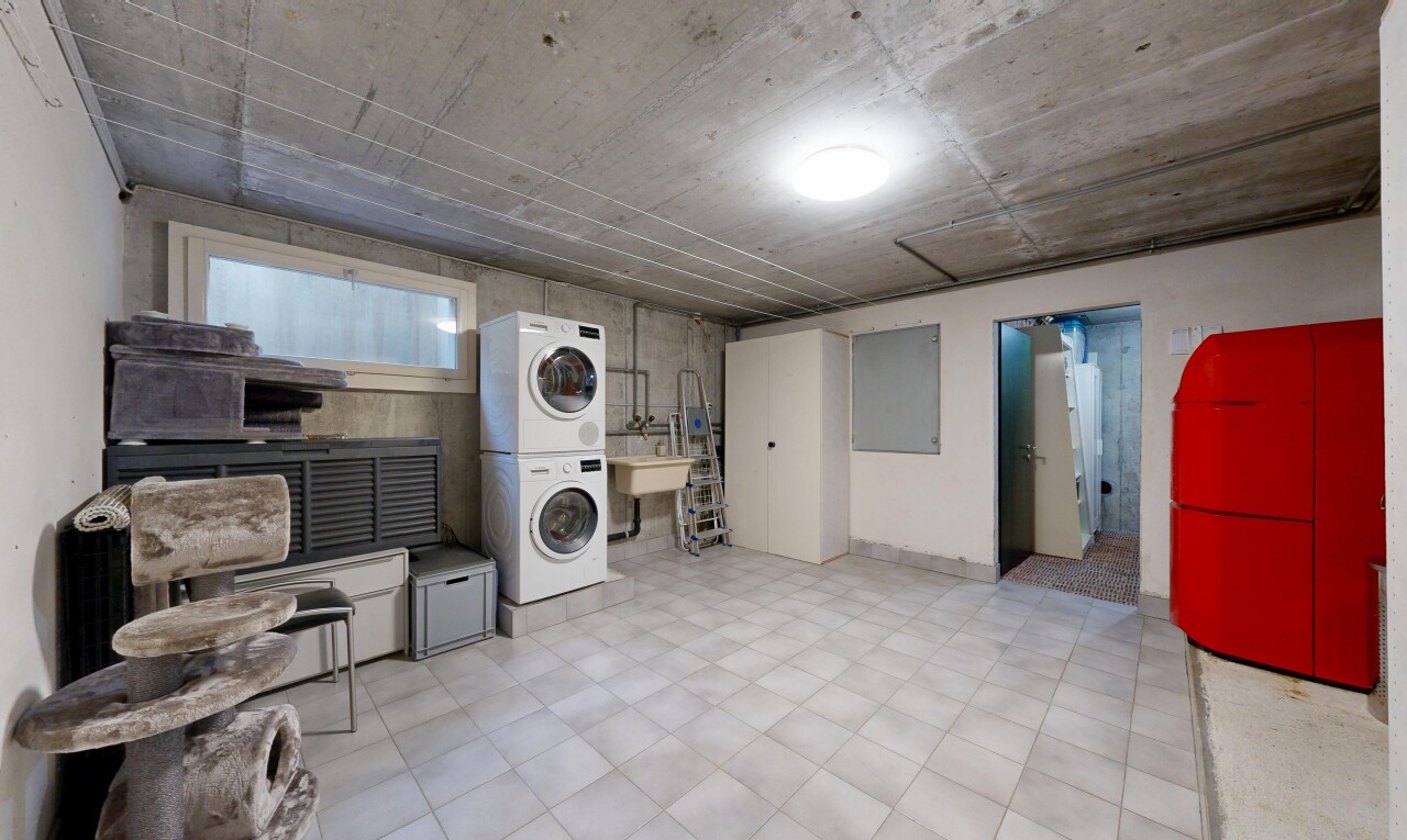 buanderie avec buanderie, sous-sol, inside property, lave-linge et sèche-linge superposés, et cloison sèche
