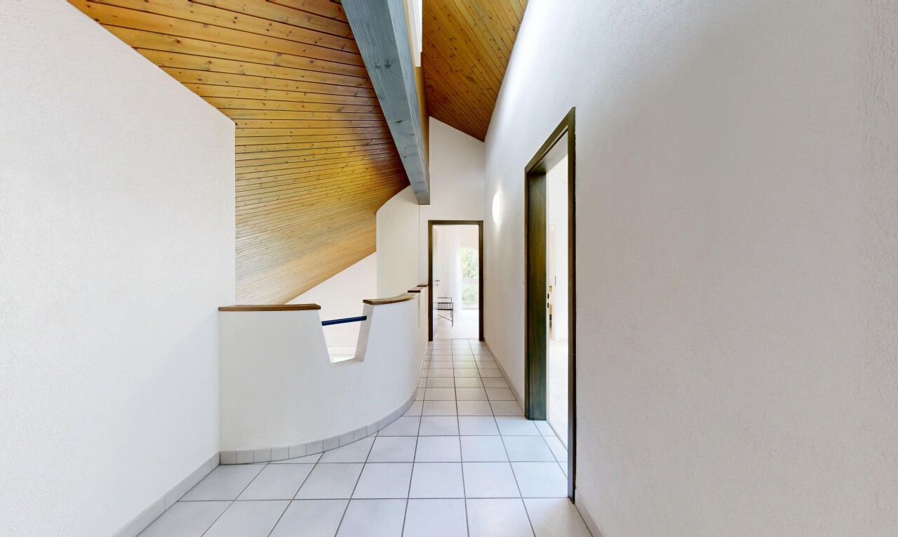 couloir avec cloison sèche, drywall, inside community, sol en carrelage, et tile floor