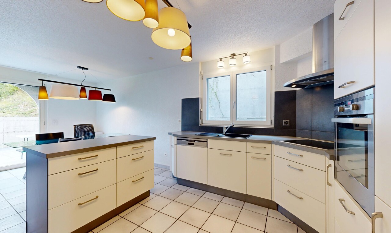 cuisine avec hotte, lumière naturelle, natural light, four, et inside property
