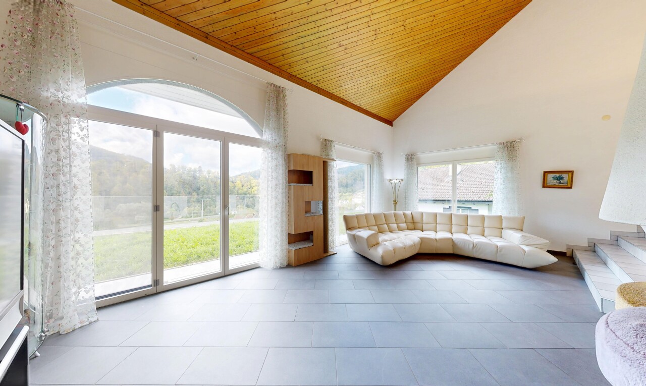 salon avec plafond haut, high ceiling, plafond voûté, vaulted ceiling, et inside property