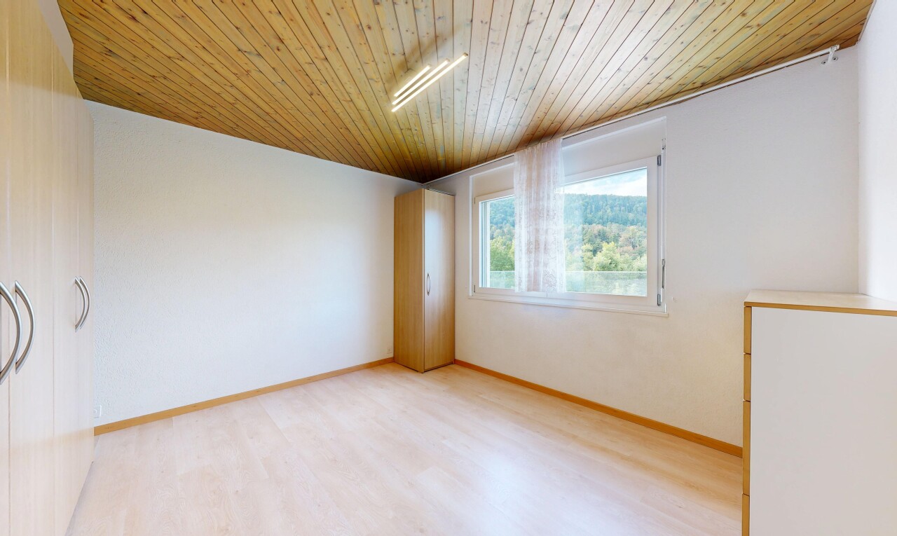 pièce vide avec lumière naturelle, natural light, sol en finition bois, wood finish floor, et cloison sèche