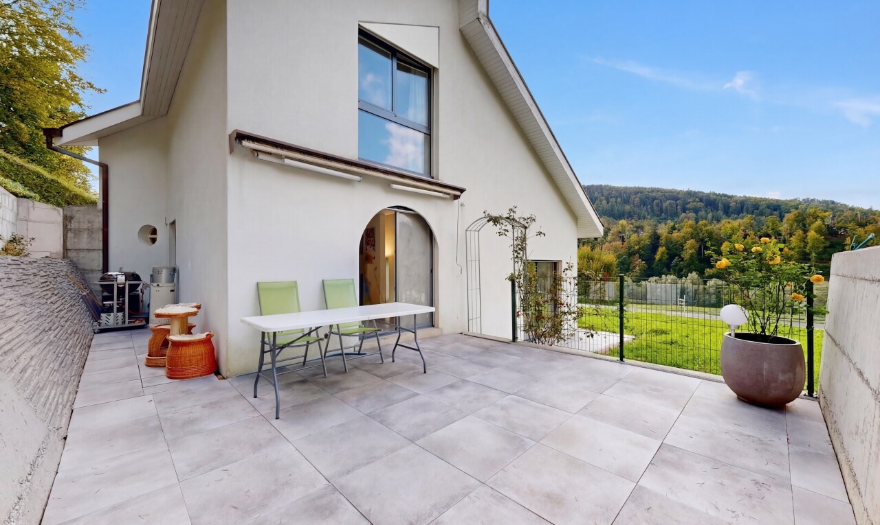 terrasse avec clôture, coin repas extérieur, from property, et day time