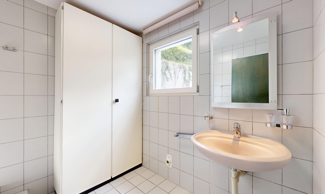 salle de bains avec mur en carrelage, tile wall, miroir, lumière naturelle, et natural light