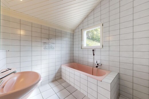 salle de bains avec mur en carrelage, tile wall, plafond voûté, vaulted ceiling, et sol en carrelage