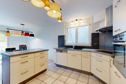 cuisine avec hotte, lumière naturelle, natural light, four, et inside property