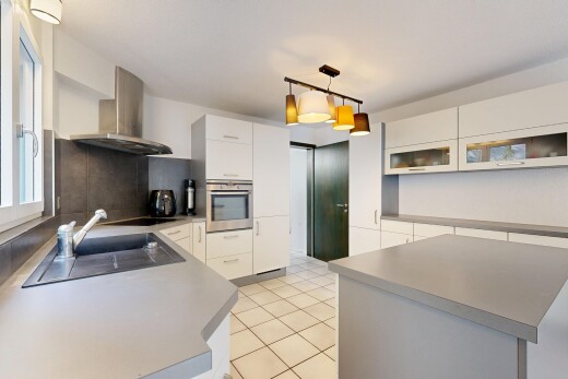 küche mit dunstabzugshaube, weiße schränke, ofen, natürliches licht, und natural light