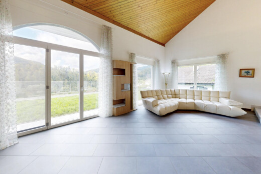 salon avec wood ceiling, plafond en bois, high ceiling, plafond haut, et vaulted ceiling