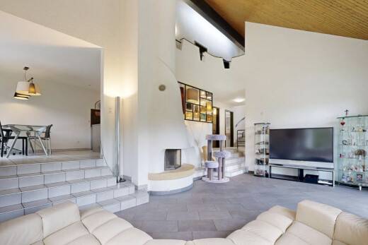 salon avec escaliers, other stairs, télévision, vaulted ceiling, et plafond voûté
