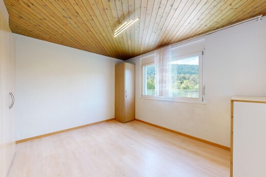 pièce vide avec lumière naturelle, natural light, sol en finition bois, wood finish floor, et cloison sèche