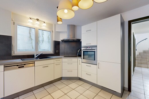 cuisine avec hotte, lumière naturelle, natural light, four, et inside property